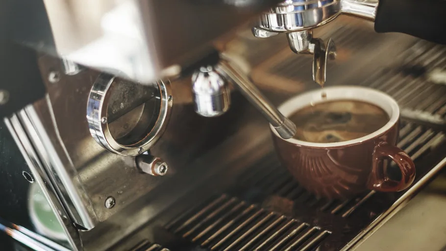 El mostrador de una cafetería pequeña